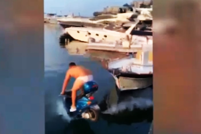 Balotelli e il motorino in acqua per scommessa: l'amico se la caverà con mille euro di multa