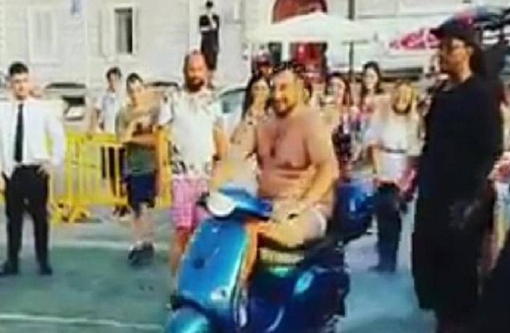 Mario Balotelli denunciato dopo la scommessa con lo scooter a Napoli (foto Ansa)