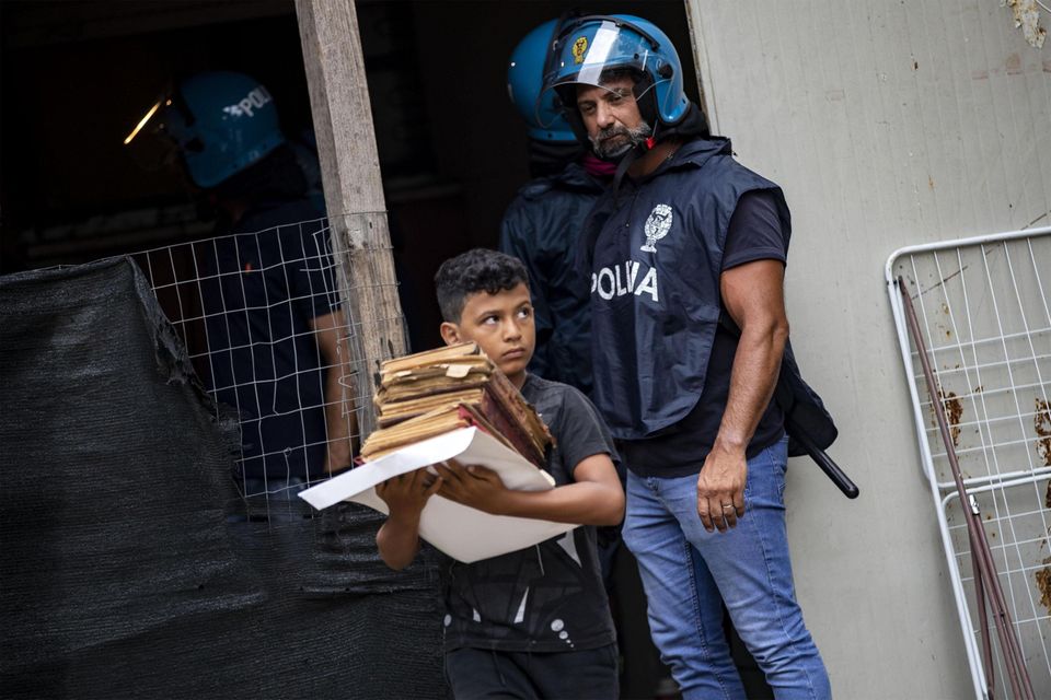 primavalle bambino porta via libri