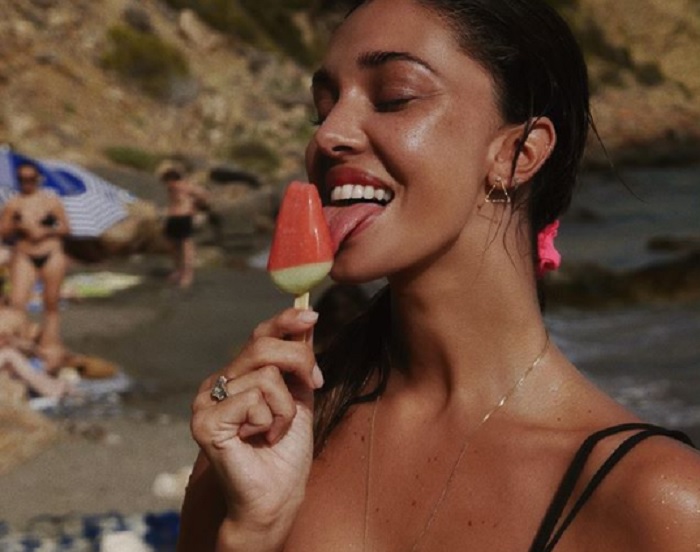 belen lecca un ghiacciolo e manda in delirio i fan