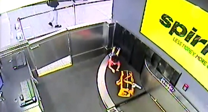 atlanta bimbo su nastro trasportatore