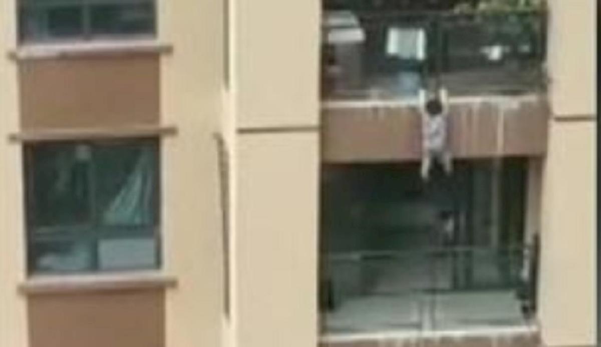 Cina bimbo cade sesto piano