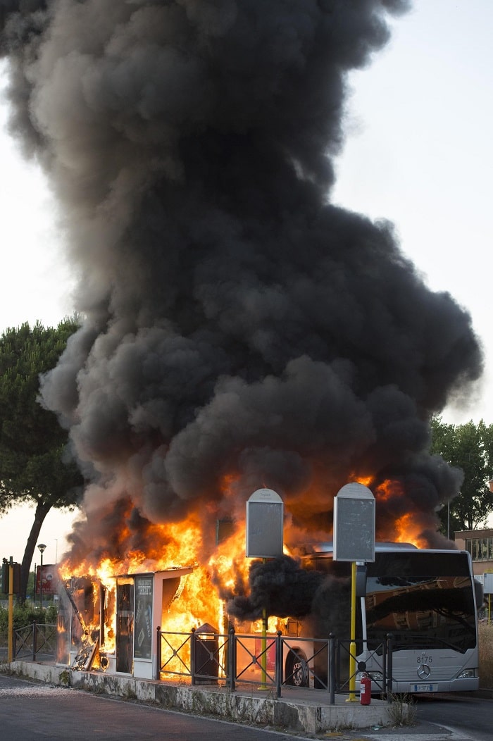 Roma, bus in fiamme a Centocelle4