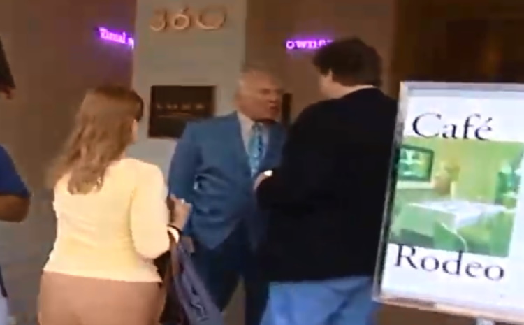 Buzz Aldrin e il pugno al complottista dello sbarco lunare