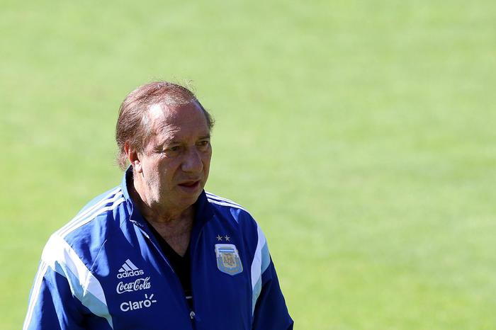 carlos bilardo è stato operato d'urgenza per una dilatazione ventricolare
