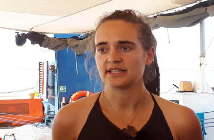 Pavia, messa per Carola Rackete. Centinaio: "Pagliacciata" (foto Ansa)