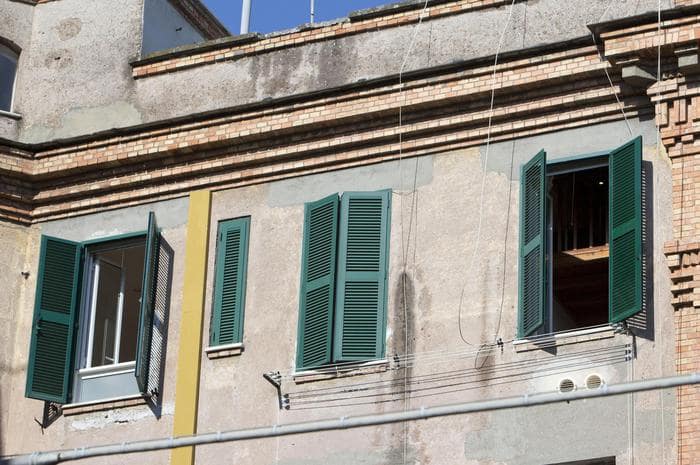 Roma: persi i genitori, restituisce al Comune la casa popolare. Raggi ringrazia: "Un eroe"