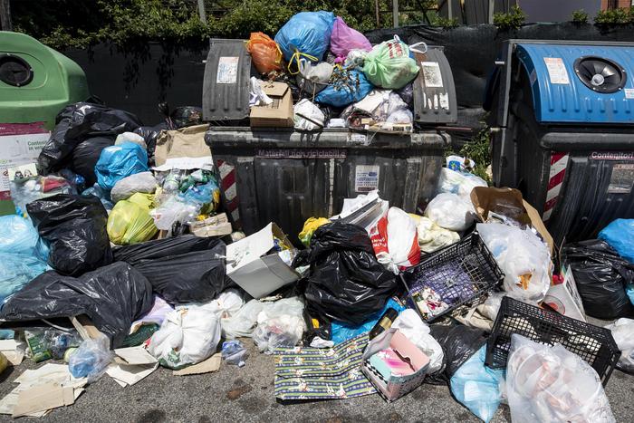 cassonetti pieni roma