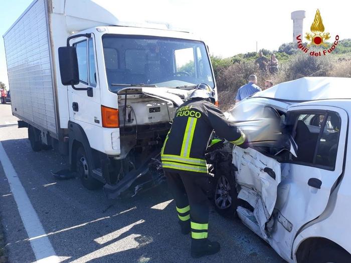Castelsardo, incidente tra 2 auto e un furgone: Jonatan Caddia muore a 26 anni, ferita famiglia di turisti 01