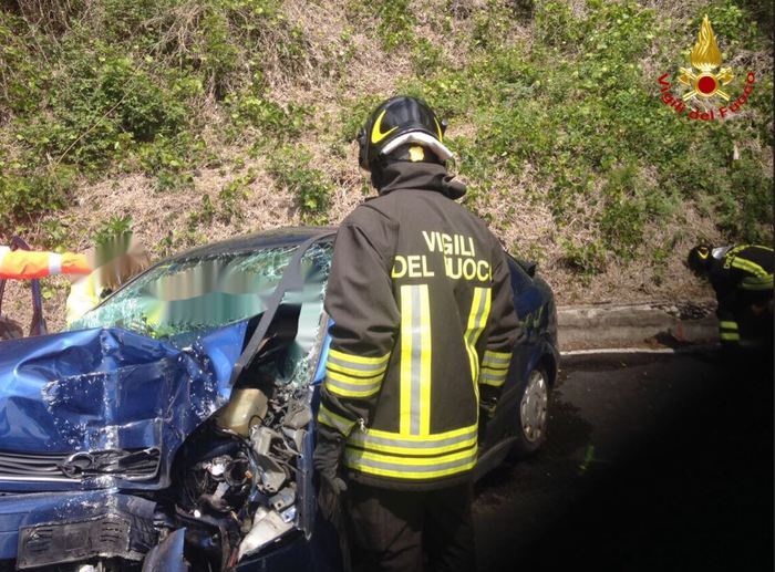 Castelveccana, auto piomba sui binari: travolta da un treno merci. Morti 2 coniugi di 80 anni