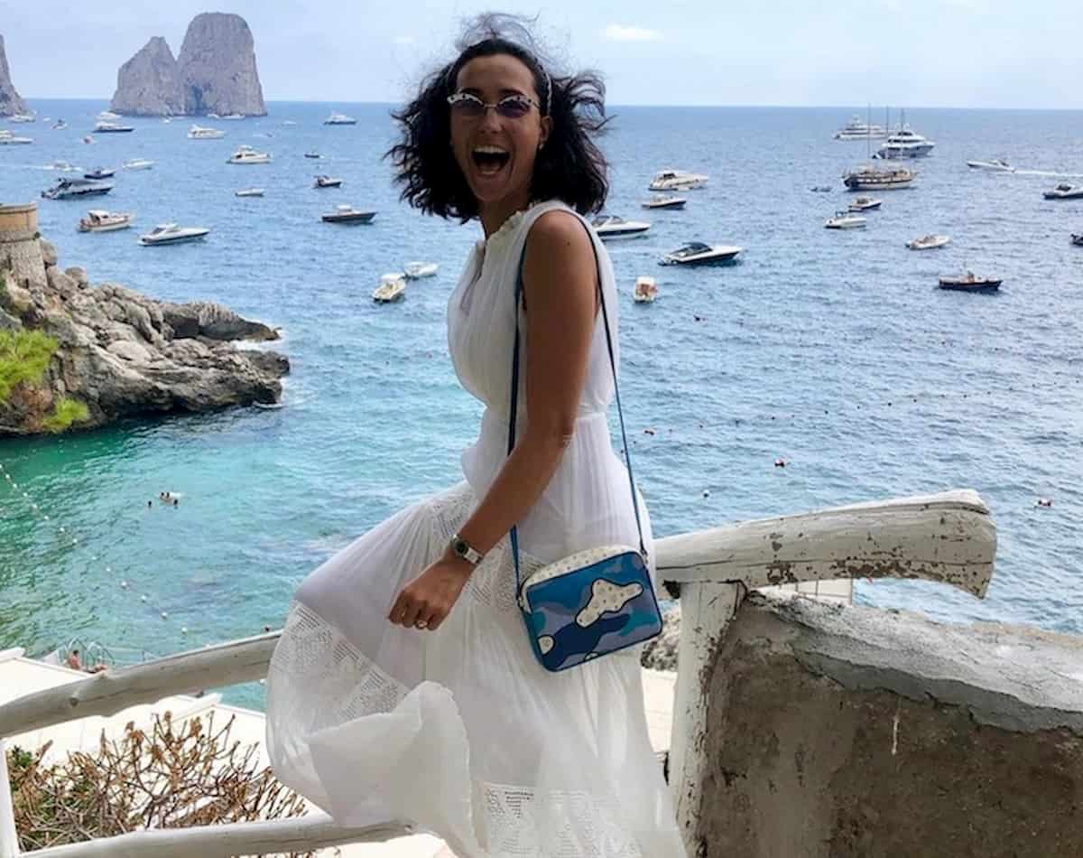 Caterina Balivo in vacanza a Capri. Il dettaglio ecologico: "Indosso il mio abito di nozze"