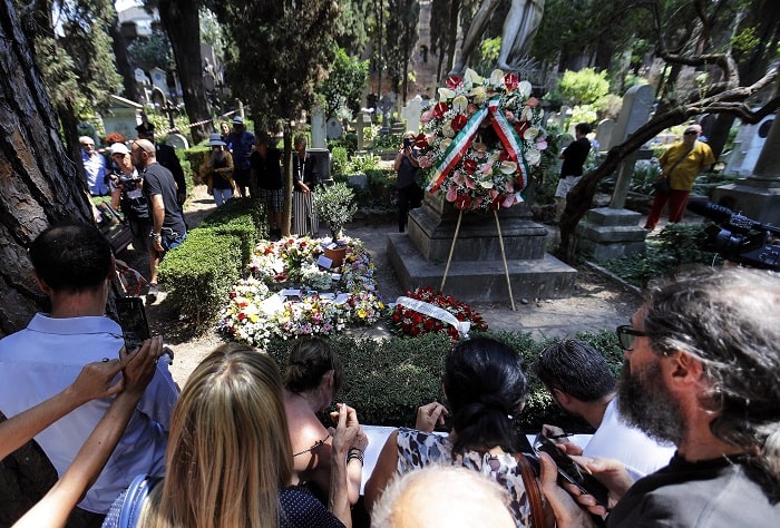 folla ai funerali di camilleri