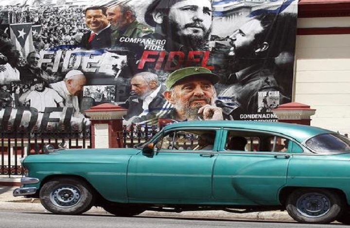 Fidel Castro in un manifesto a L'Avana (foto Ansa)