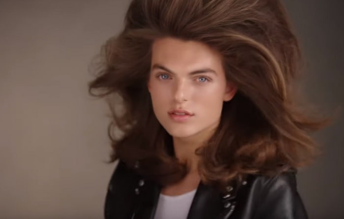 Liz Hurley, il figlio Damianuguale alla mamma