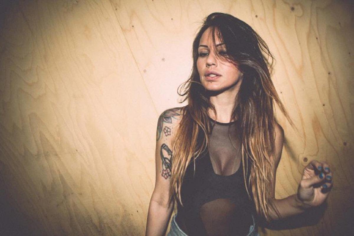 Deborah De Luca, la dj napoletana fermata in aeroporto Chicago: "Rinchiusa in una cella, sono stata male"