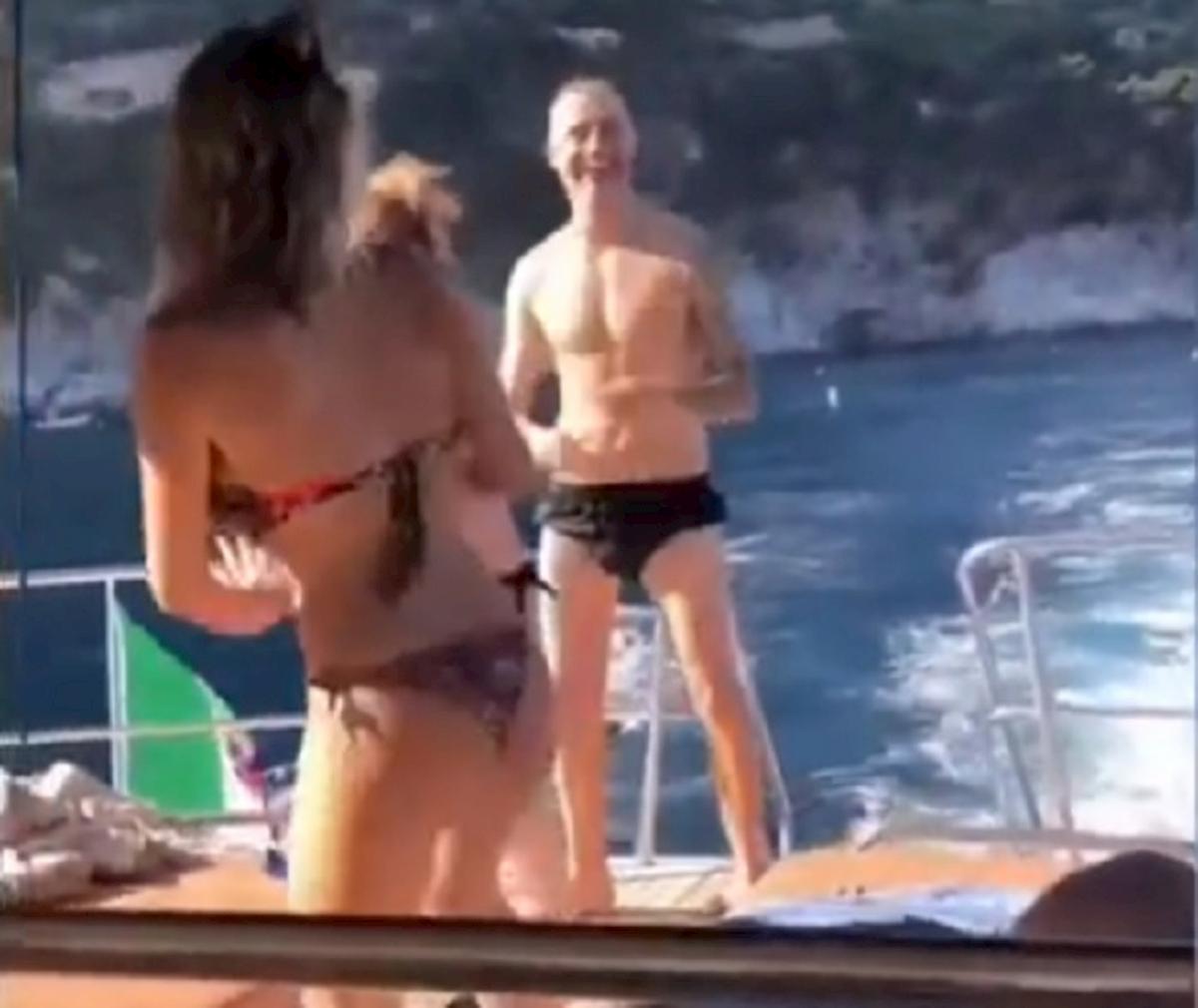 Diletta Leotta balla in barca