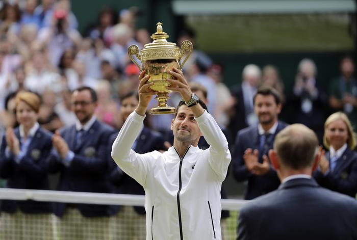 Djokovic trionfa a Wimbledon dopo una maratona di quasi 5 ore con Federer. VIDEO con il punto decisivo