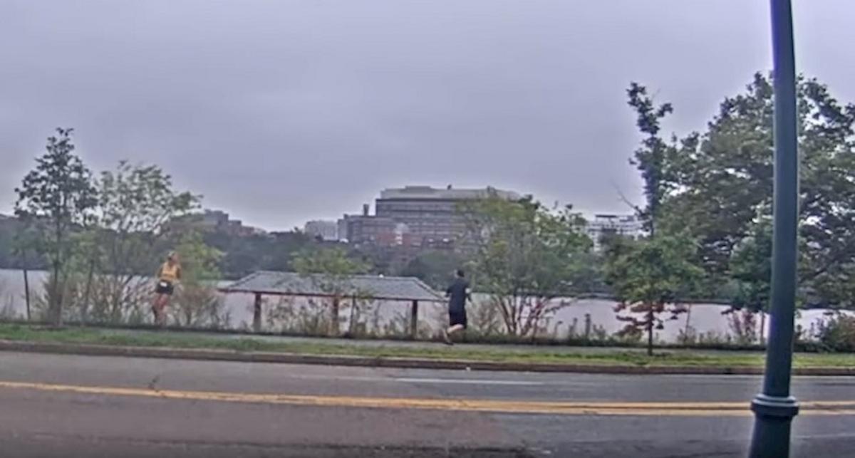 Un uomo tocca una donna che fa jogging