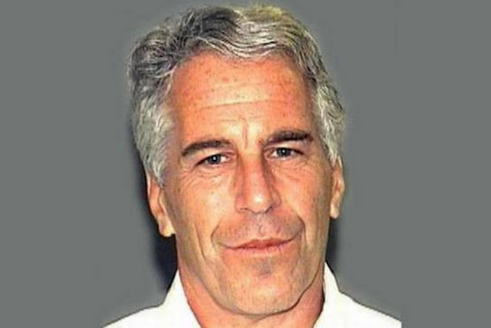 Jeffrey Epstein, il miliardario amico di Trump e Clinton resta in carcere per traffico minorenni: rischia 45 anni