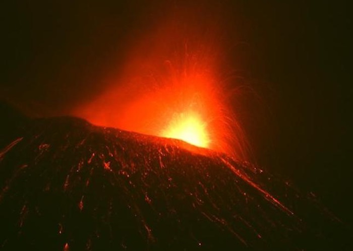 Etna torna in eruzione: fontane di lava e boati dal cratere Sud-Est