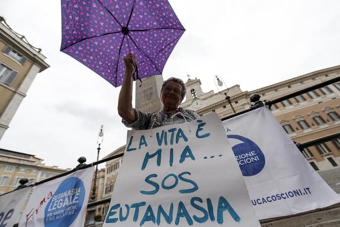 Eutanasia, insegnante morta alla Dignitas di Zurigo: indagato il responsabile di Exit Italia