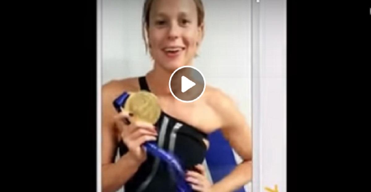 Federica Pellegrini sorrdente dopo la vittoria