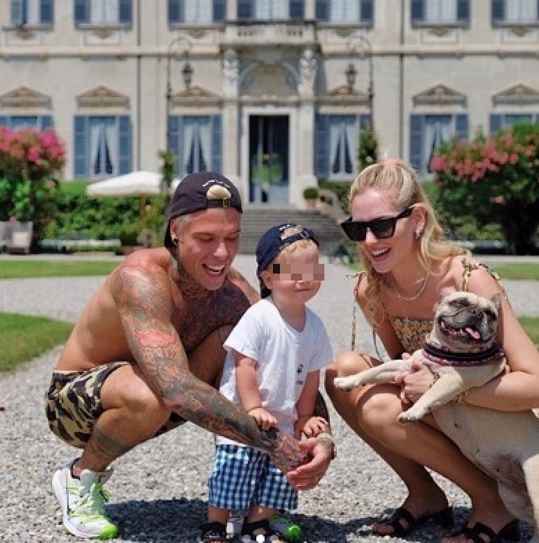 Chiara Ferragni e Fedez, foto di famiglia in vacanza sul lago di Como. E lei viene bersagliata per i piedi...