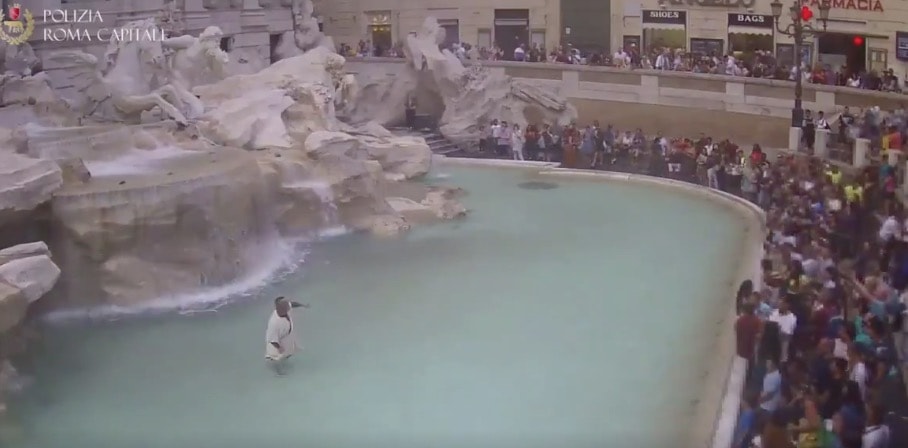 Un uomo è entrato nella Fontana di Trevi vestito da antico senatore romano