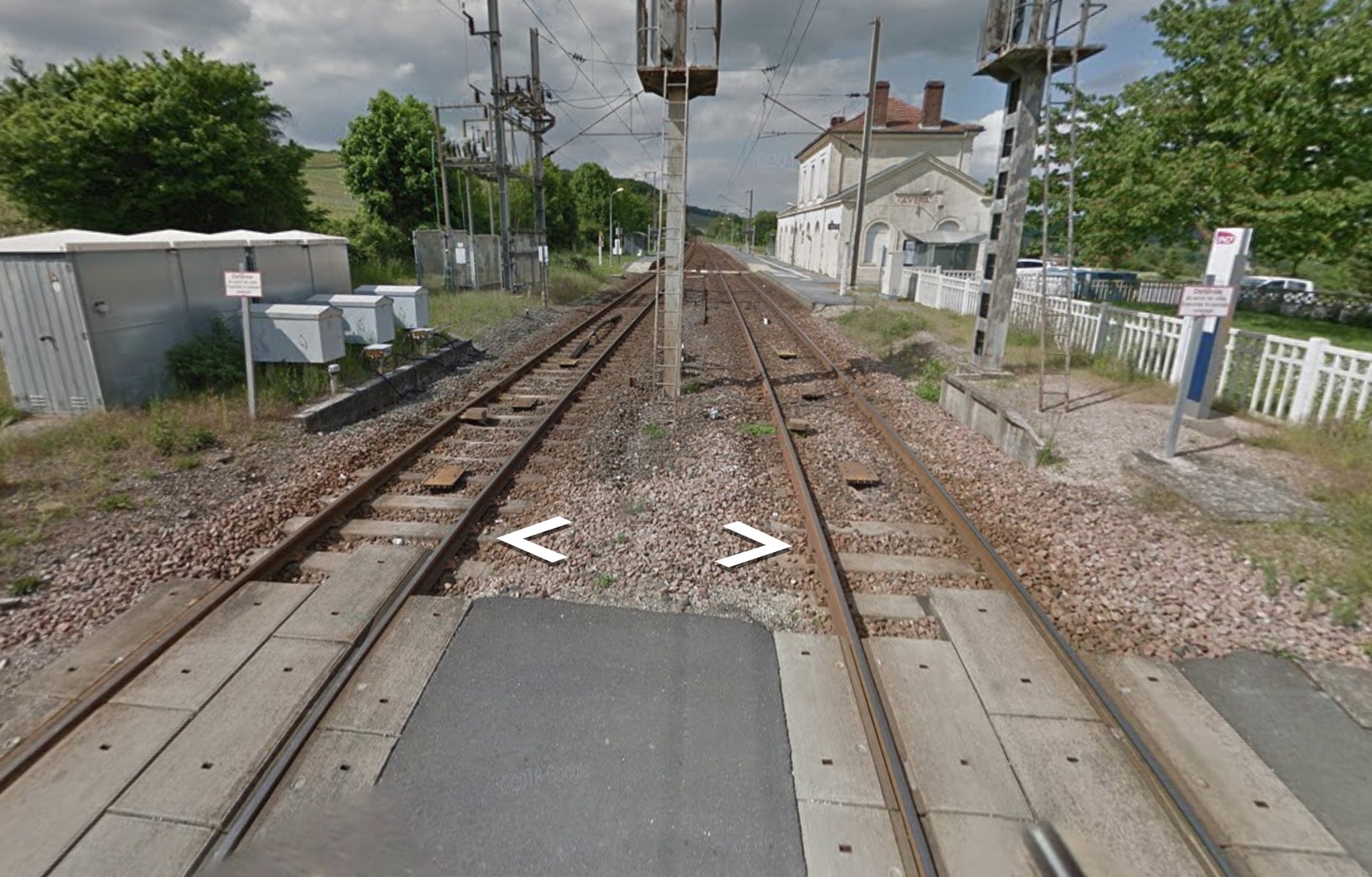 Francia, auto travolta da un treno al passaggio a livello: morta una donna con i tre figli piccoli