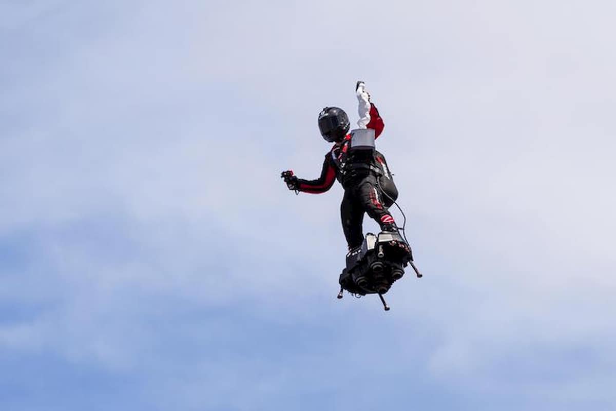 Franky Zapata è caduto nella Manica col suo Flyboard, l'uomo volante ha perso la scommessa