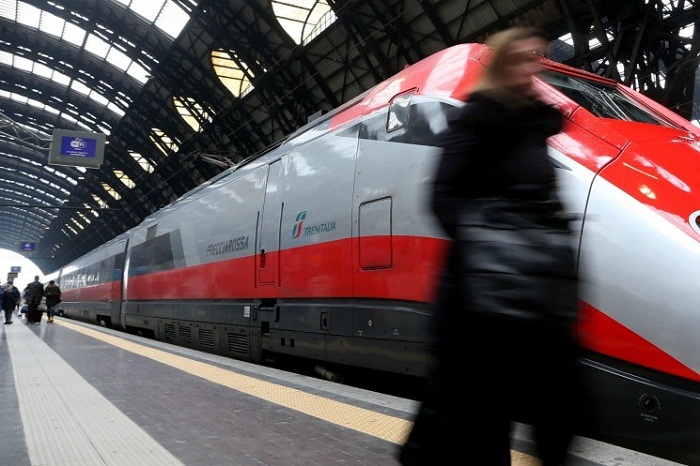 Frecciarossa Napoli-Milano, annuncio beffa: "Il treno è in ritardo". Ma non è vero: 16 lasciati a piedi