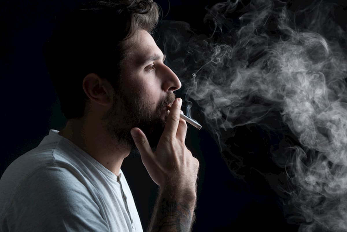 Fumo, il vaping raddoppia la possibilità di smettere: i risultati dello studio e la situazione in Italia