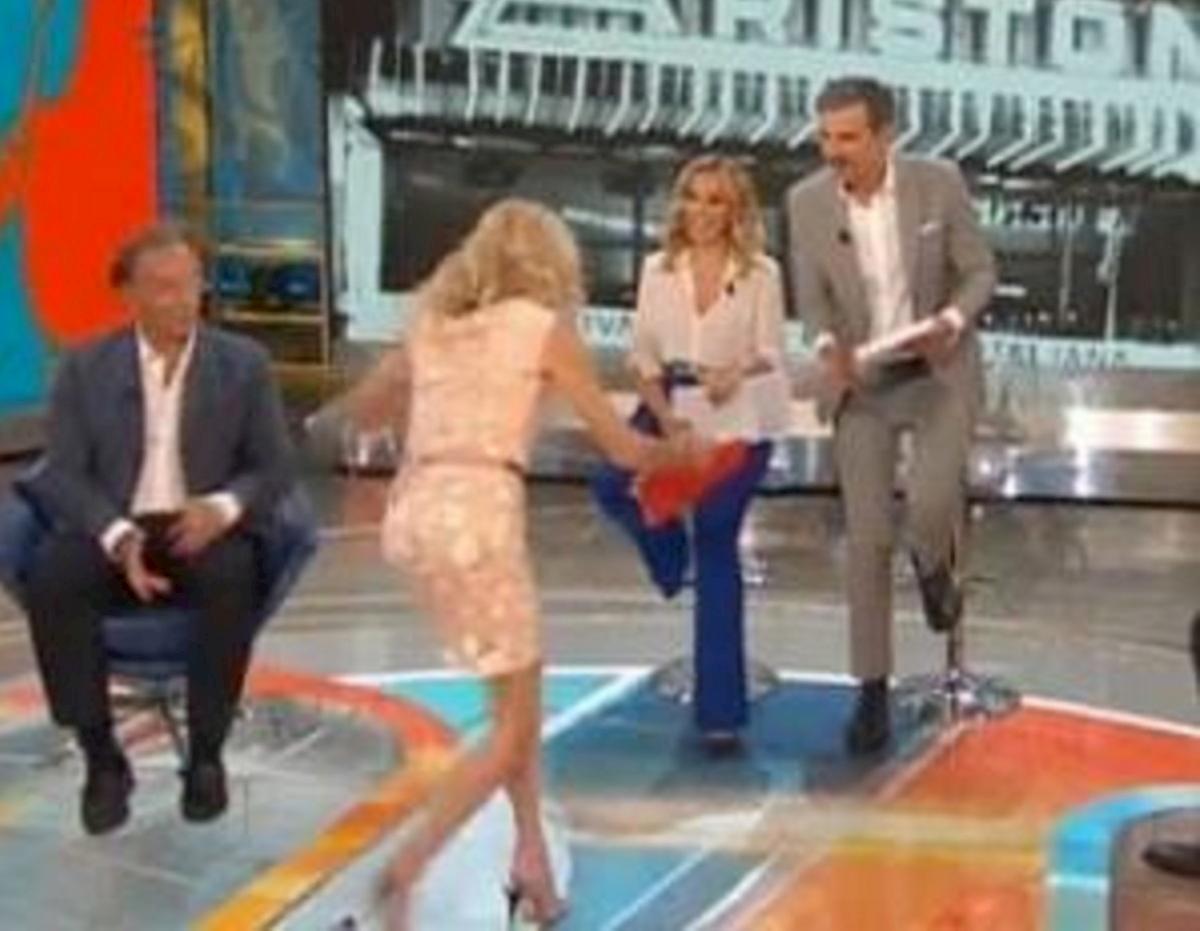 La Vita in Diretta, Gabriella Carlucci inciampa in studio: "Mi stavo ammazzando"