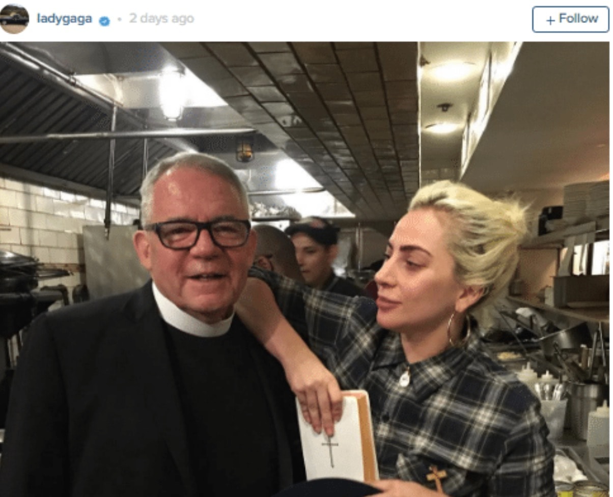 Lady Gaga, l'amico sacerdote pro Lgtb John Duffell rimosso per abusi su un adulto