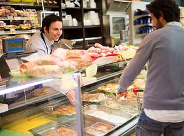 La Spezia, larve di mosca nelle frittelle di baccalà: sequestrato il reparto gastronomia del supermercato