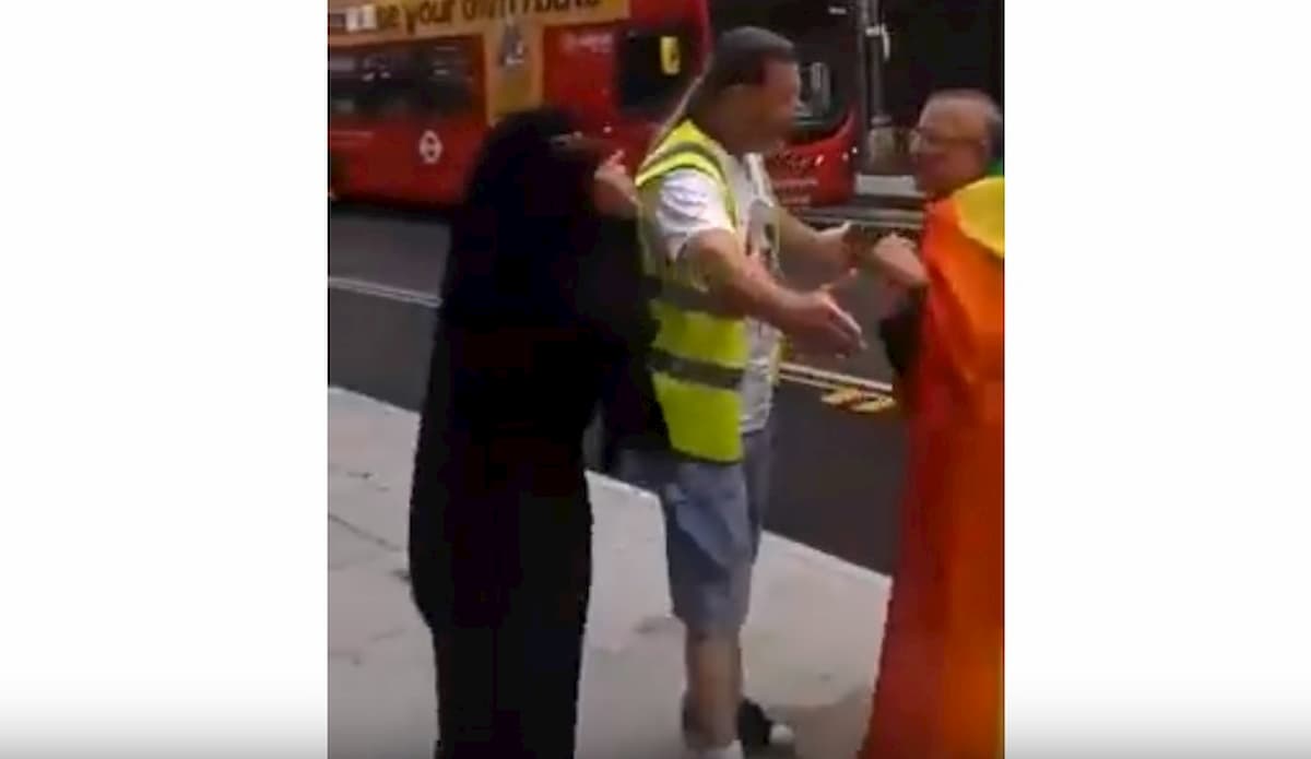 Londra, musulmana in niqab insulta un gay: “Siete schifosi. Dio ha creato Adamo ed Eva” VIDEO