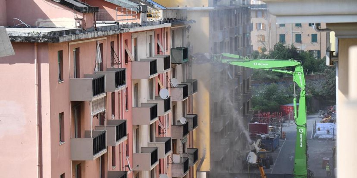 La demolizione delle case sotto al Ponte Morandi