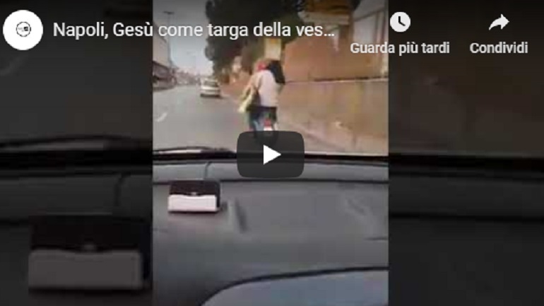 Ponticelli (Napoli), al posto della targa della vespa c'è... un adesivo di Gesù