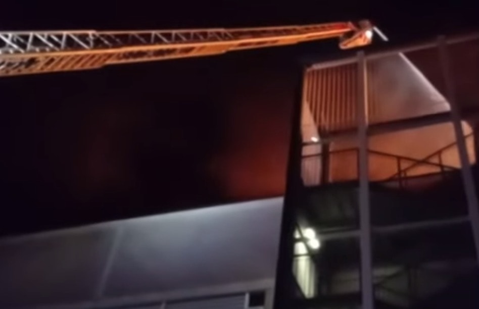 I vigili del fuoco sono intervenuti per domare l'incendio al centro commerciale Coop di Milano