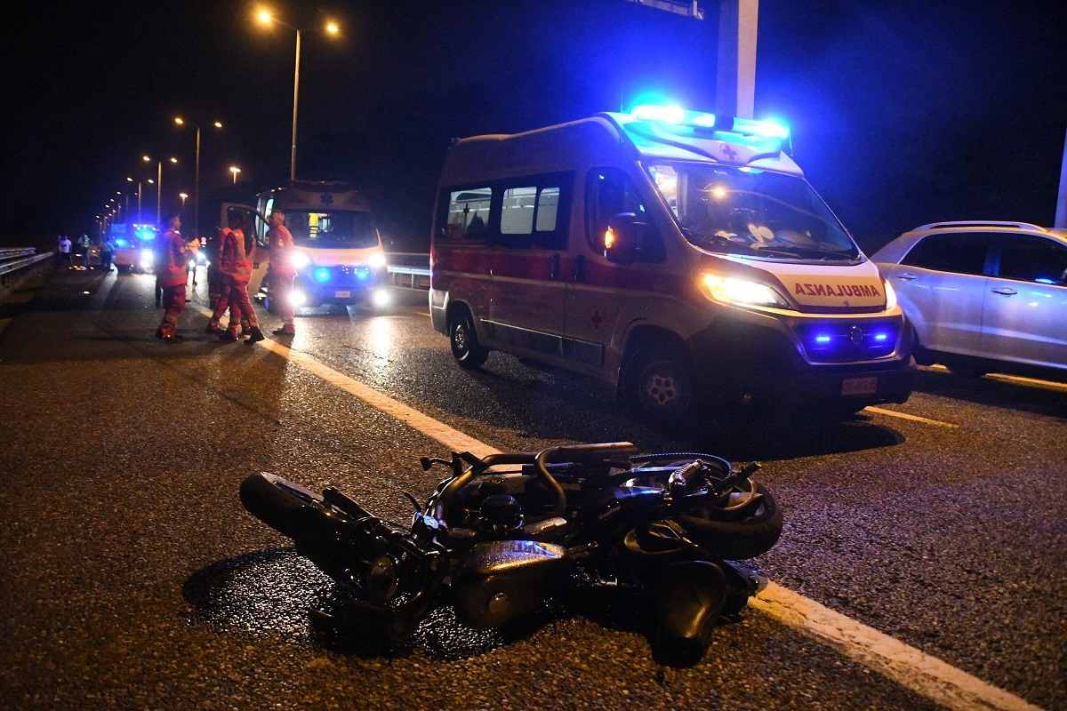 Incidente a Bareggio, schianto tra auto e moto: morto poliziotto della Questura di Milano