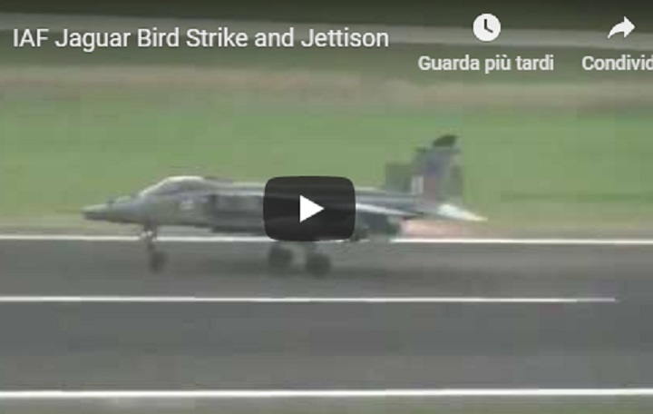 India, il caccia finisce contro uno stormo di uccelli e sgancia le bombe VIDEO