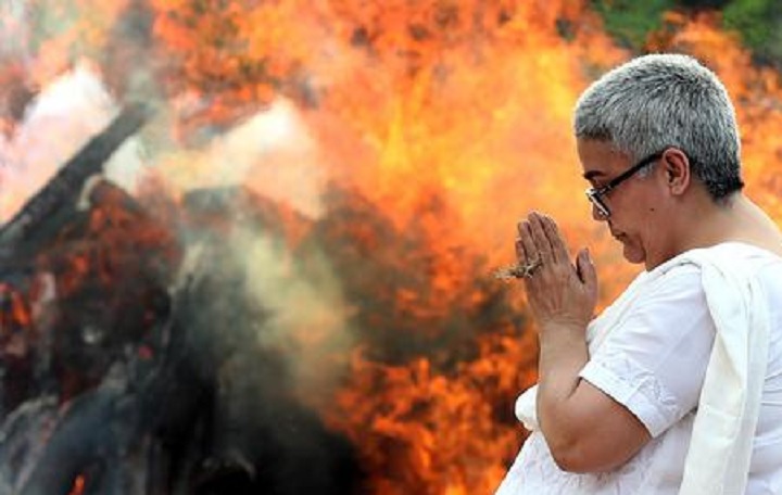 India, dichiarato morto... si sveglia durante il funerale (foto d'archivio Ansa)