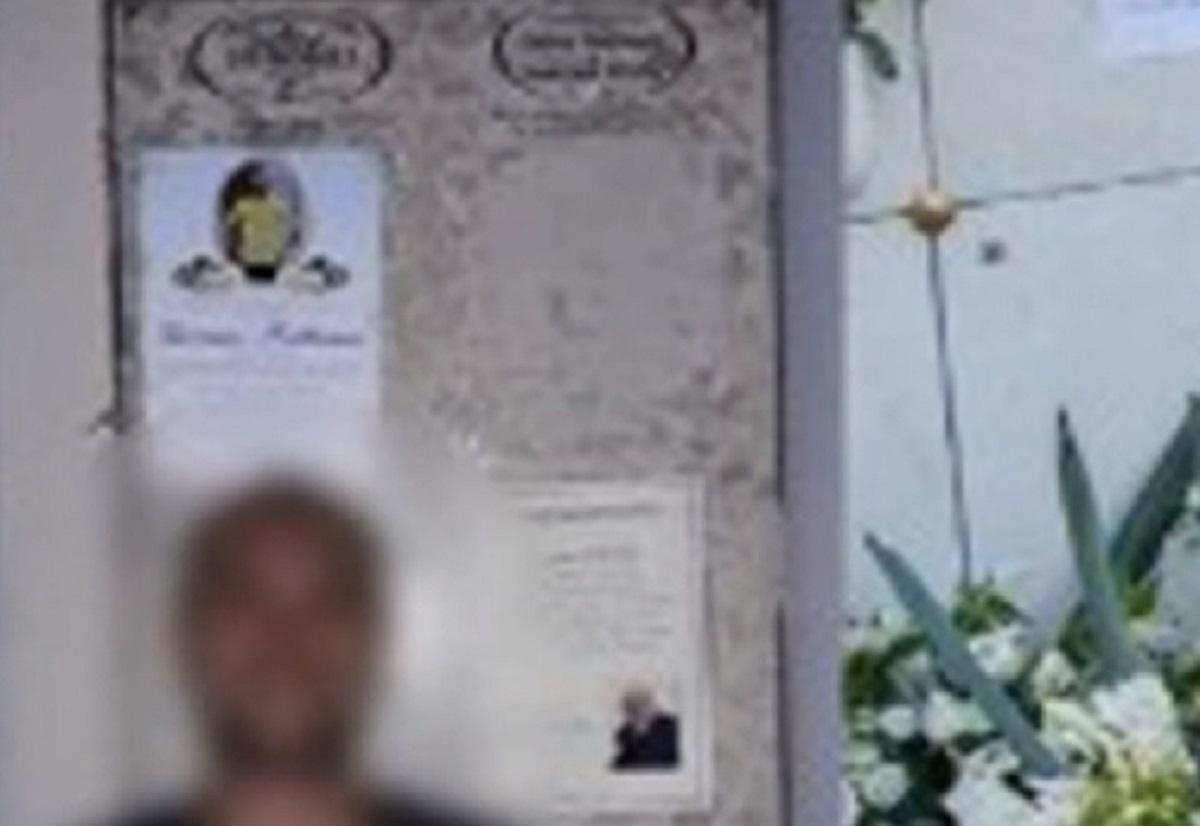 jesolo, si scatta foto sorridente davanti all'epigrafe di uno dei ragazzi morti: picchiato e minacciato