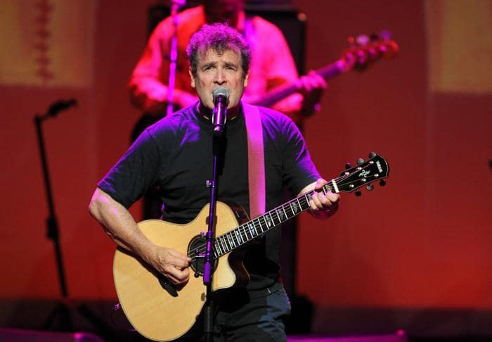 Johnny Clegg è morto: lo "zulu bianco" paladino pop della lotta all'apartheid in Sudafrica