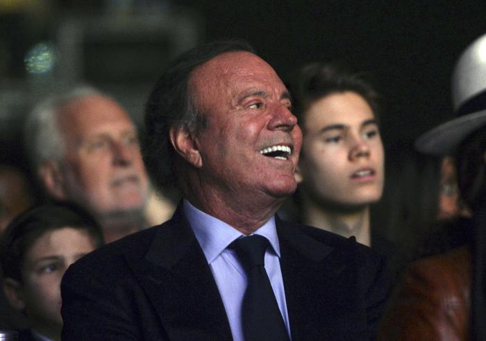 Julio Iglesias papà a 75 anni... per scelta del tribunale. Per 30 anni ha rifiutato test Dna