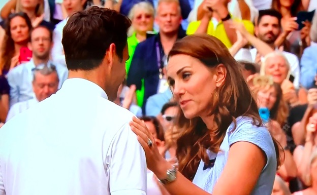 Wimbledon, Kate Middleton premia Djokovic e consola Federer con una carezza