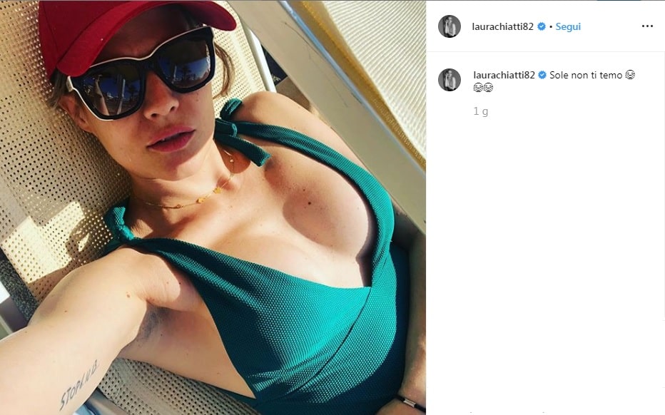 laura chiatti selfie in costume al mare