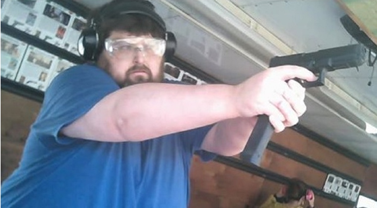 mario adinolfi e il post con la pistola