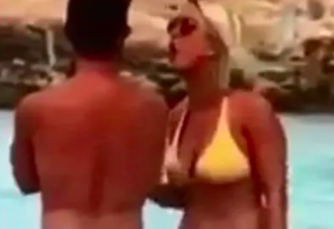 Mertens litiga con la moglie Katrin Kerkhofs in spiaggia: "colpa" del Napoli?