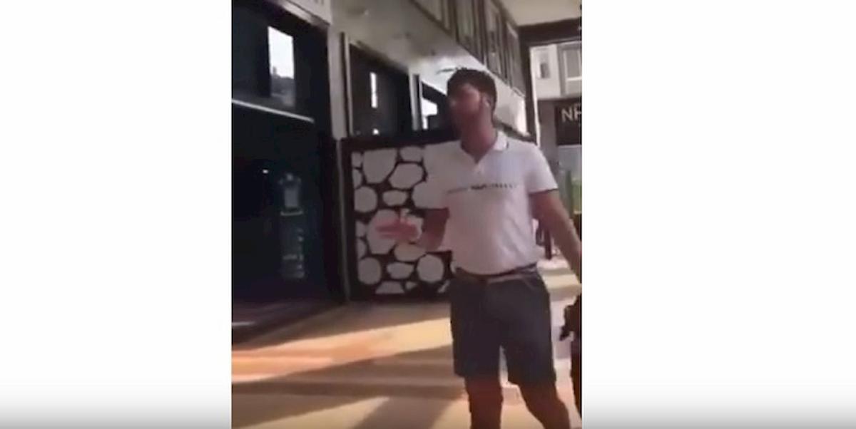 milano aggredisce ragazze di colore